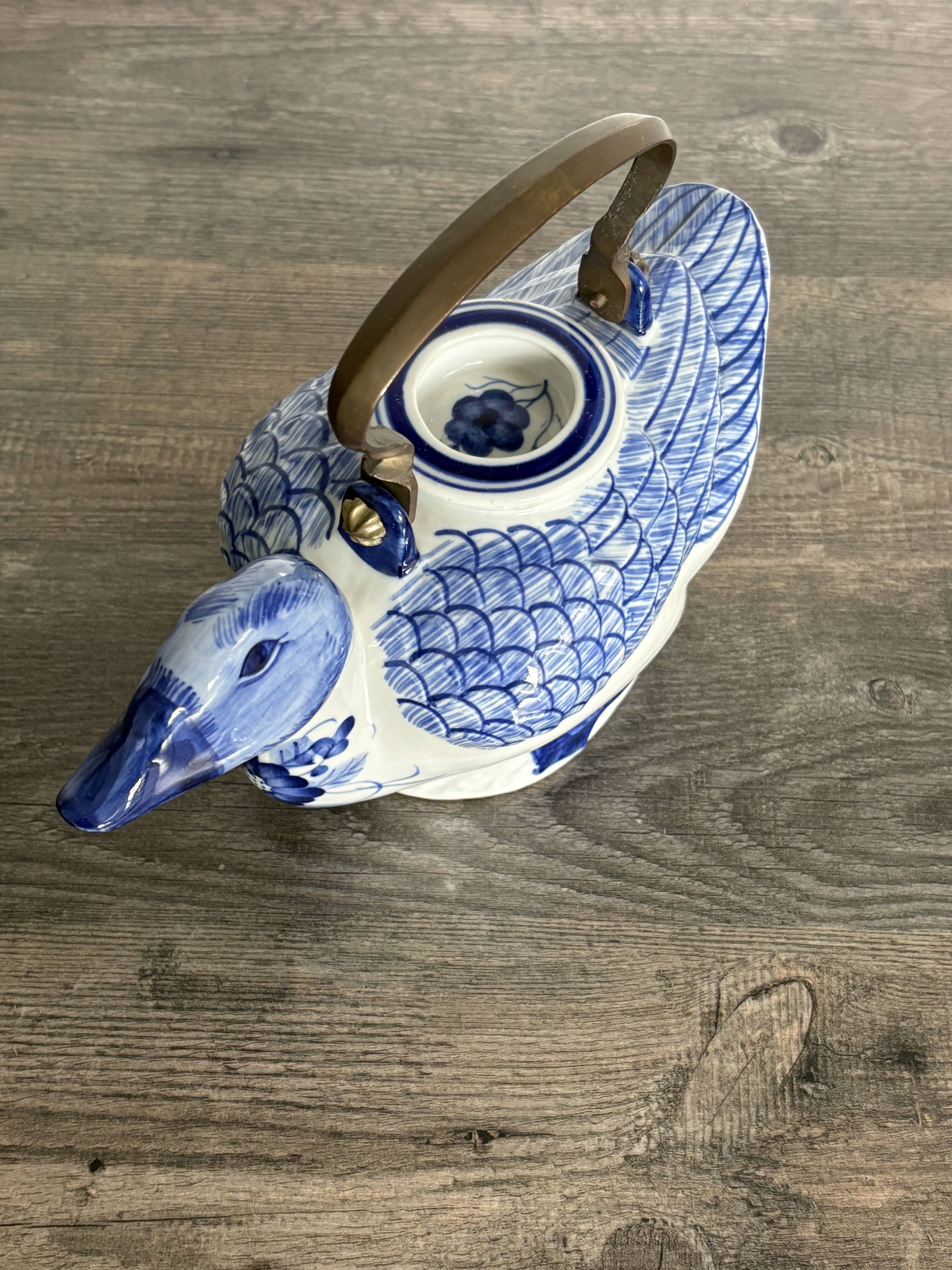 Théière ancienne zoomorphe en porcelaine de Chine