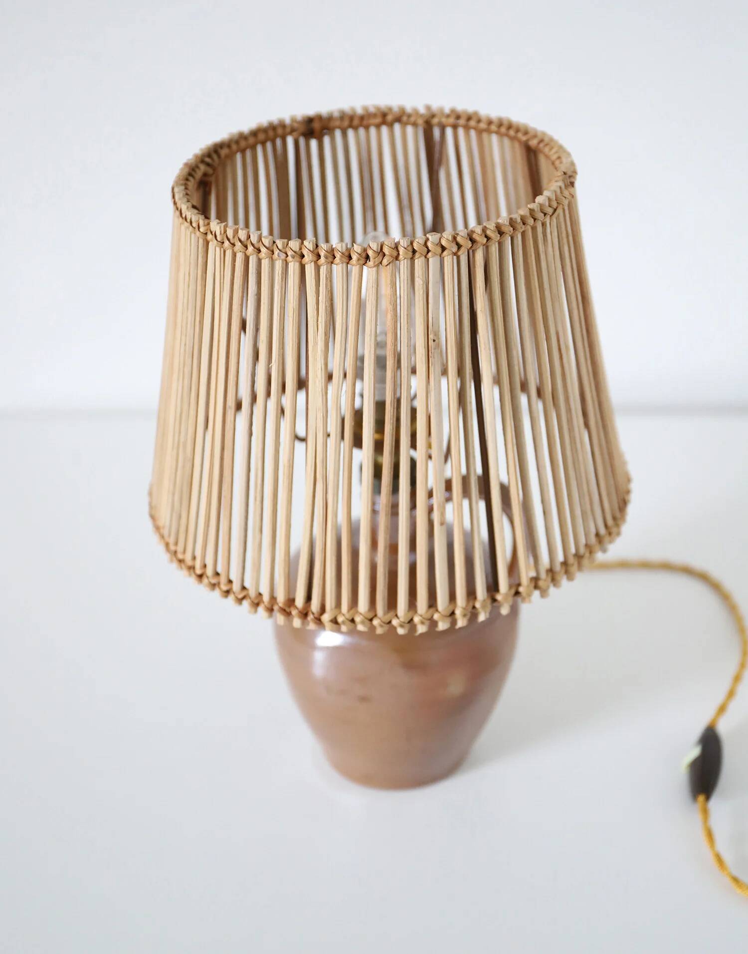 Lampe à poser artisanale "Héritage Alsacien" – Grès au sel et lumière graphique