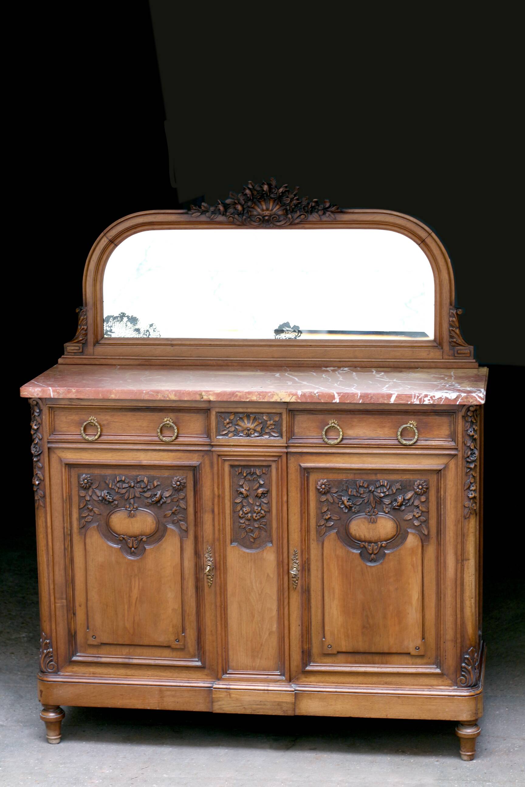 Buffet with mirror in solid walnut. Late 19th century, beautiful piece.