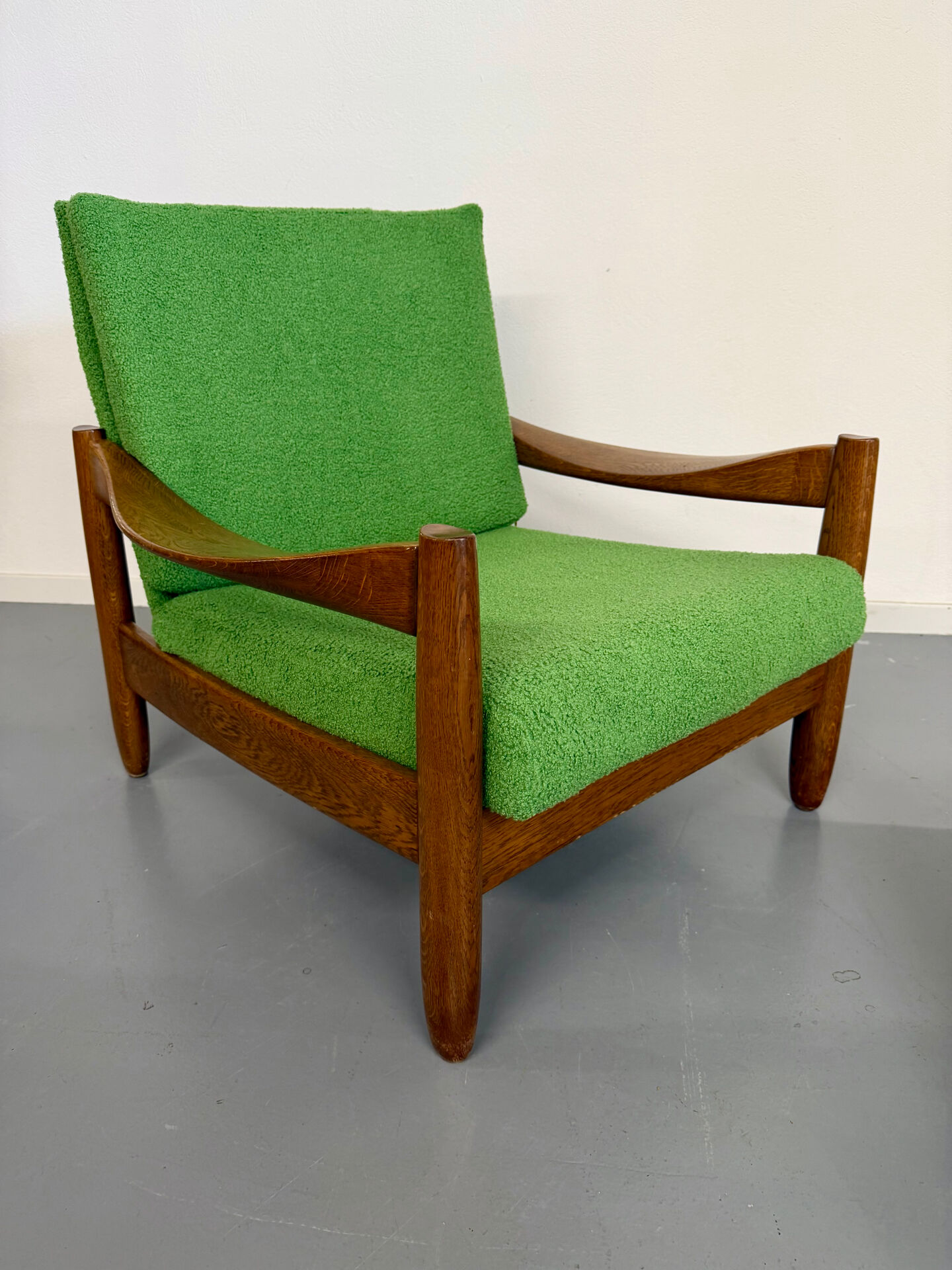 Lot of 2 vintage armchairs in solid oak with boucle fabric, Scandinavian design from the 70s.