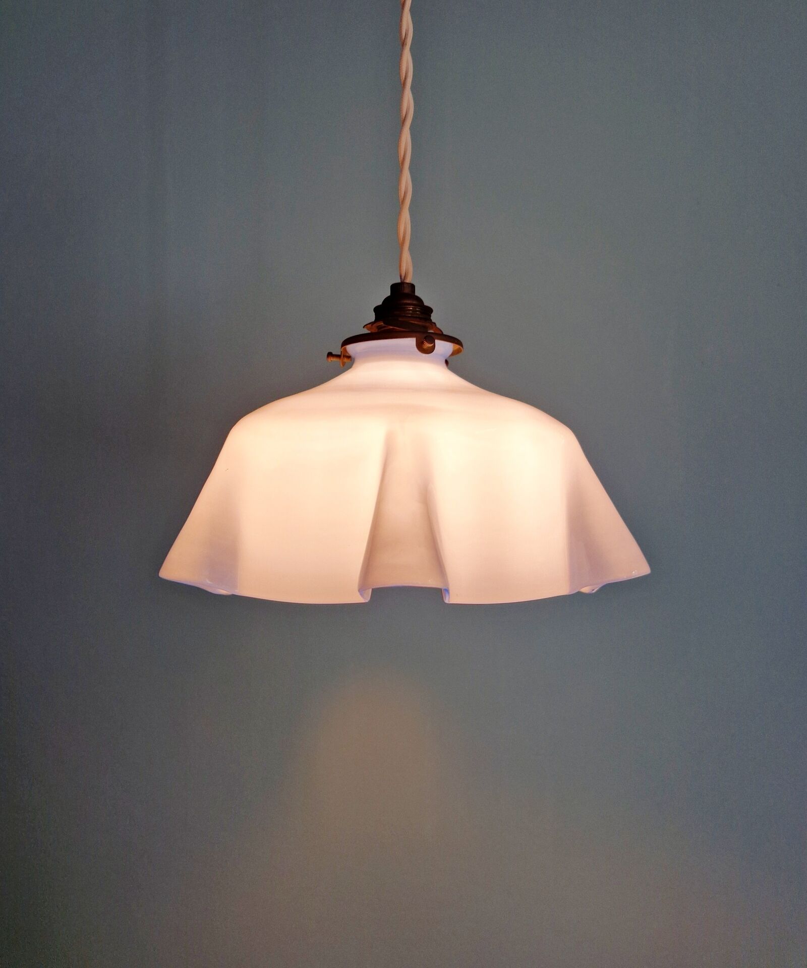Art Deco suspension in pleated mauve opaline, 1920-30.
