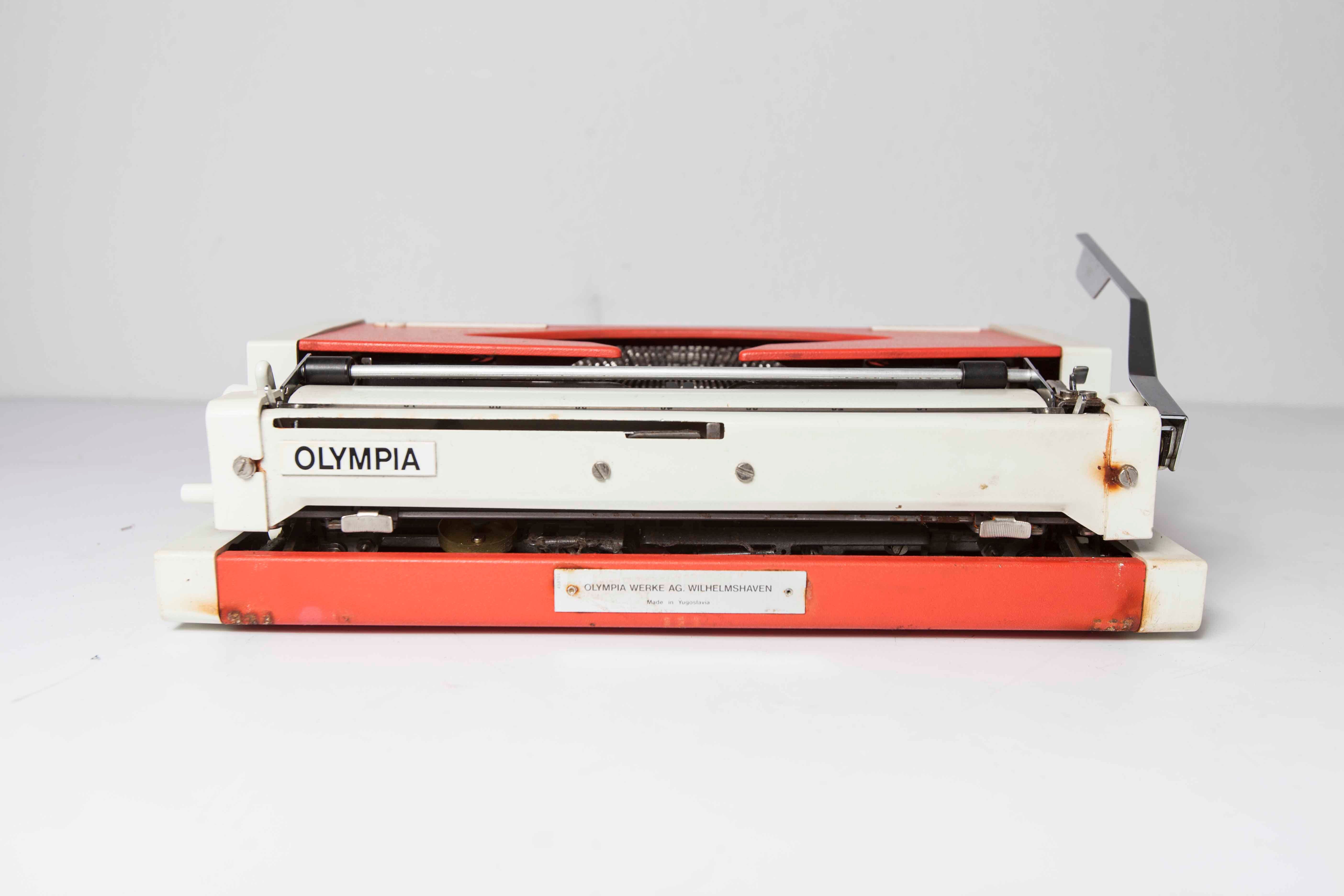 Machine à écrire Olympia Traveller de luxe 70 orange
