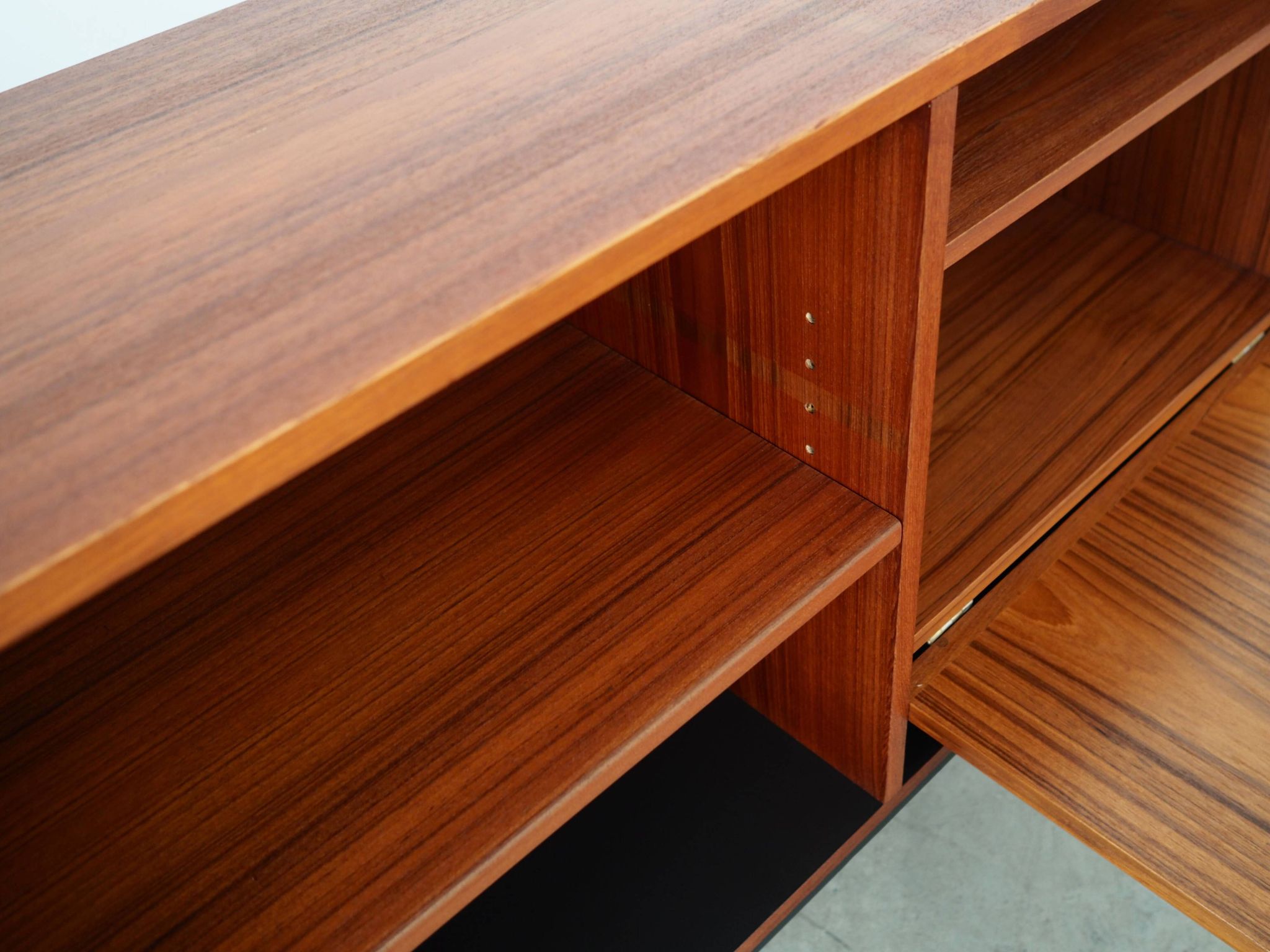 Buffet en teck, design danois, années 1970, production : Danemark