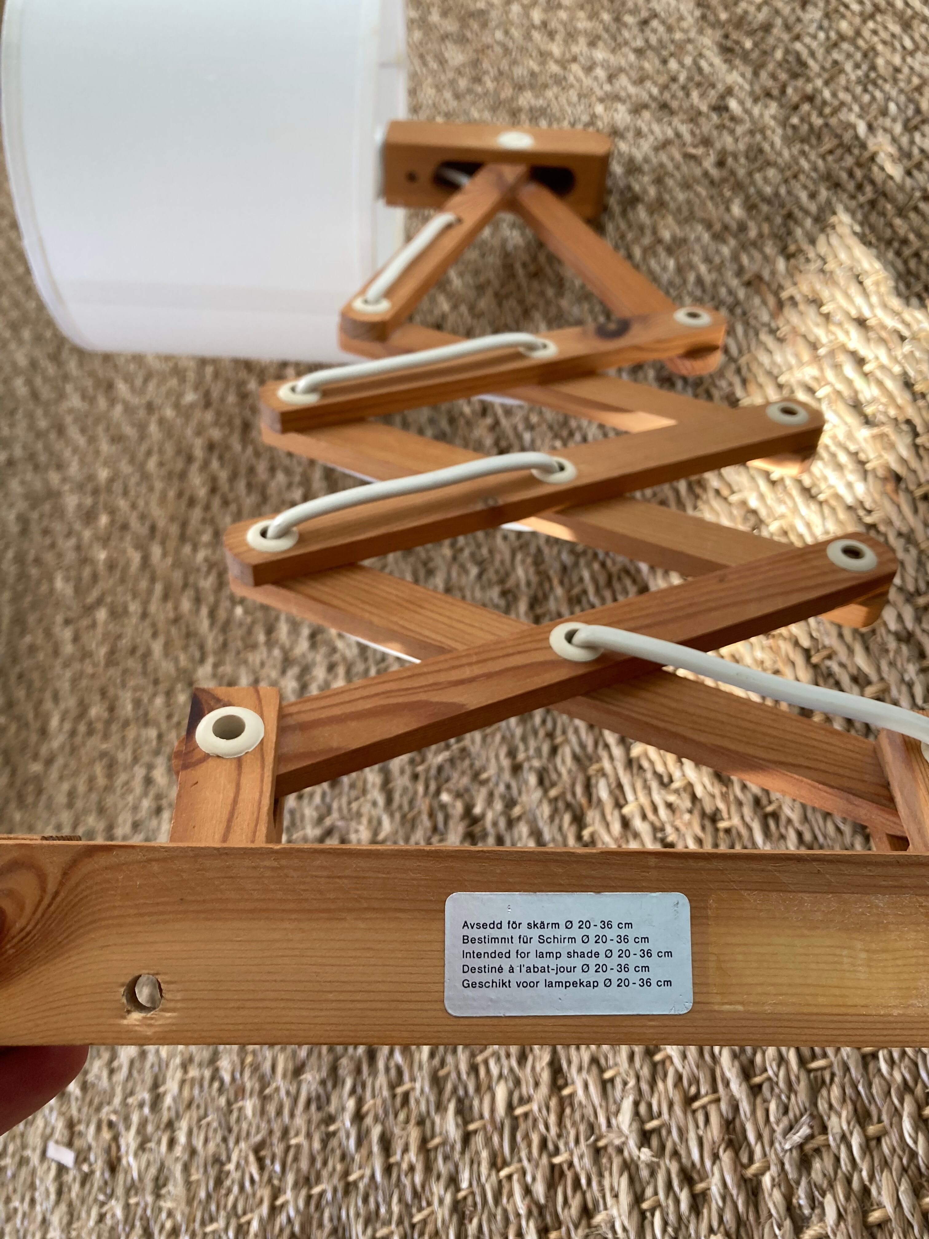 Extendable wall lamp in Scandinavian wood