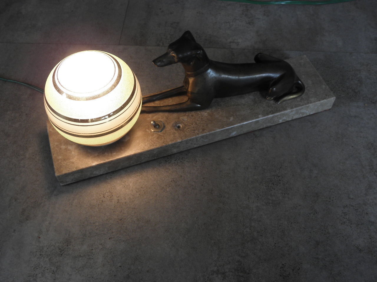 Art deco table lamp in marble and bronze dog figurine