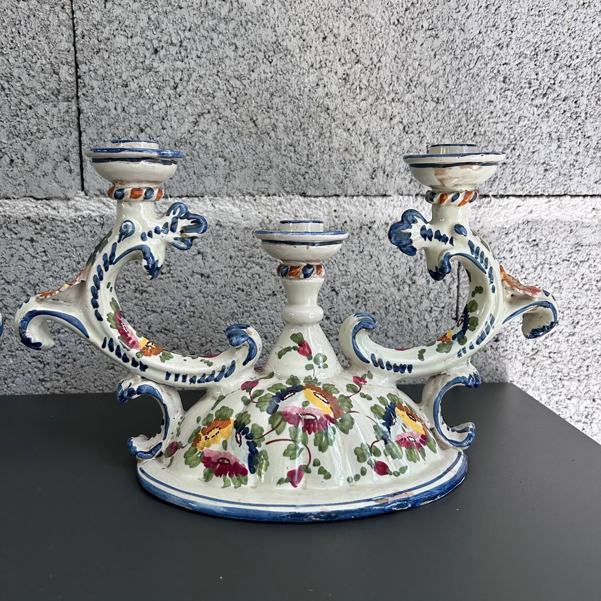 Paire de bougeoirs italiens signés