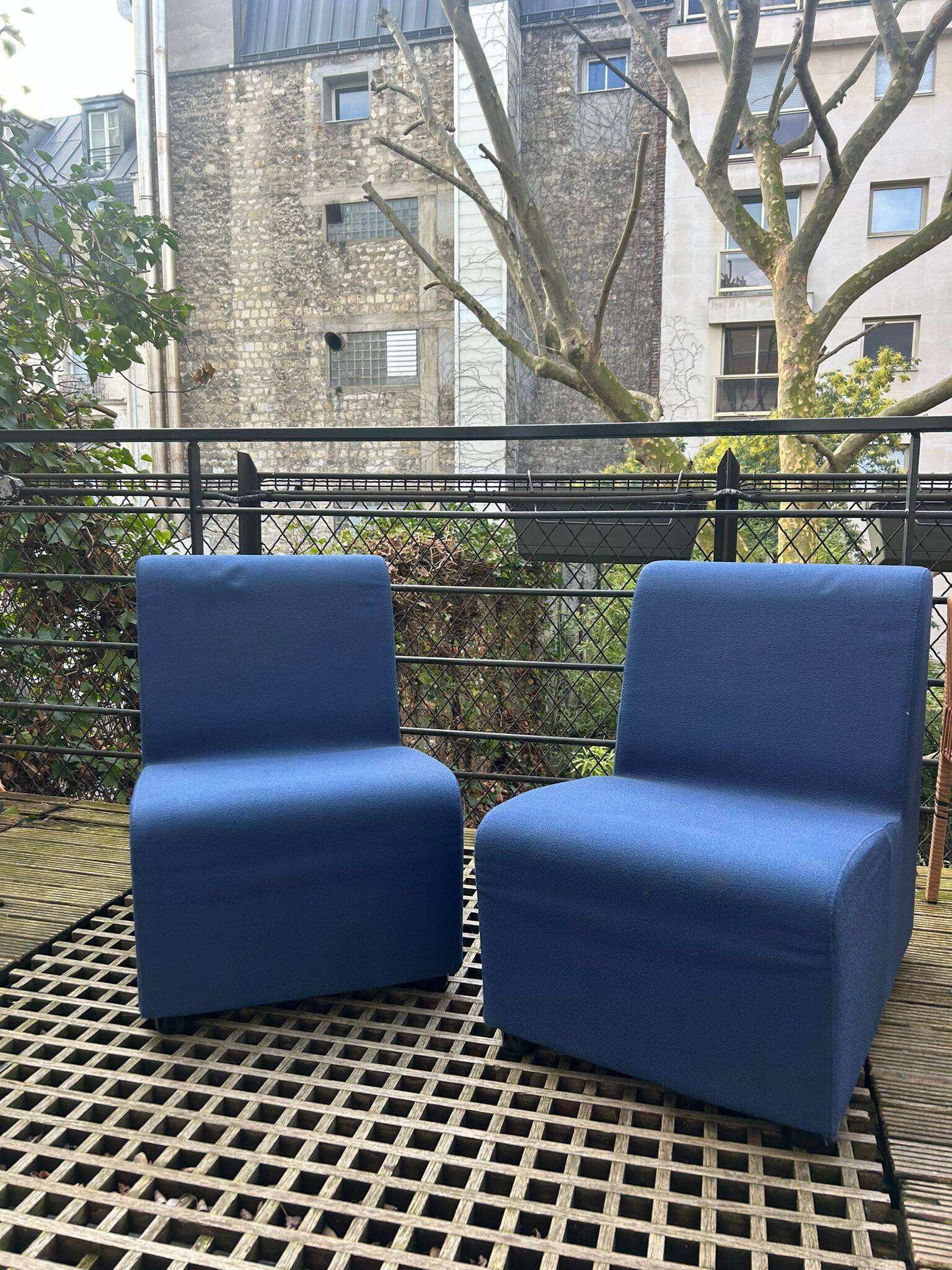 Pair of midnight blue armchairs – contemporary spirit