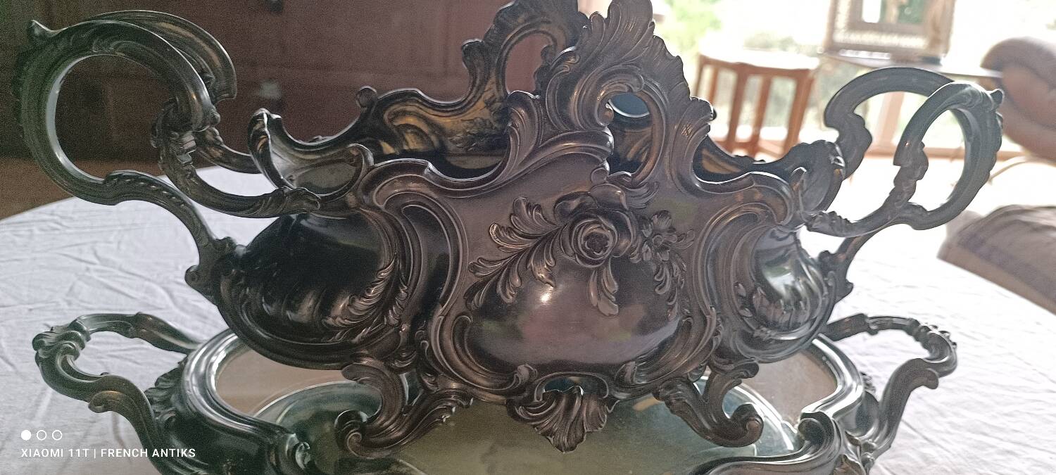 Antique jardinière sur son centre de table ovale, rocailles