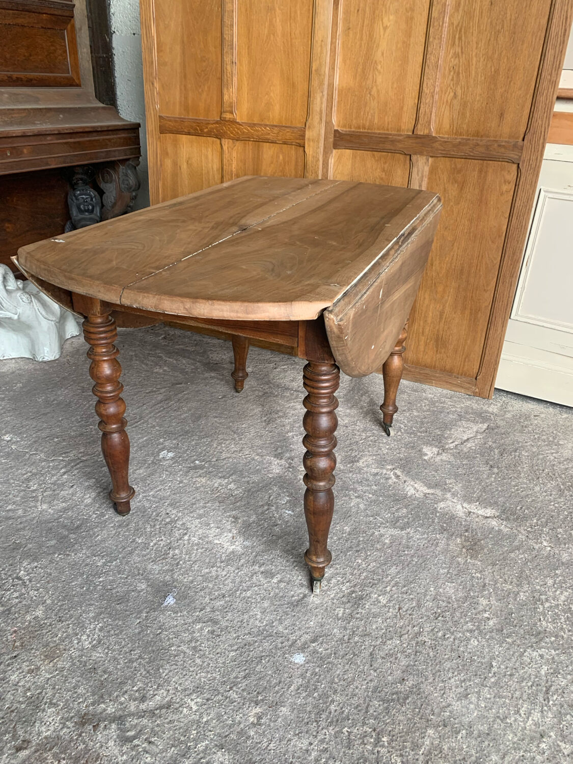 Folding table for 4-6 people
