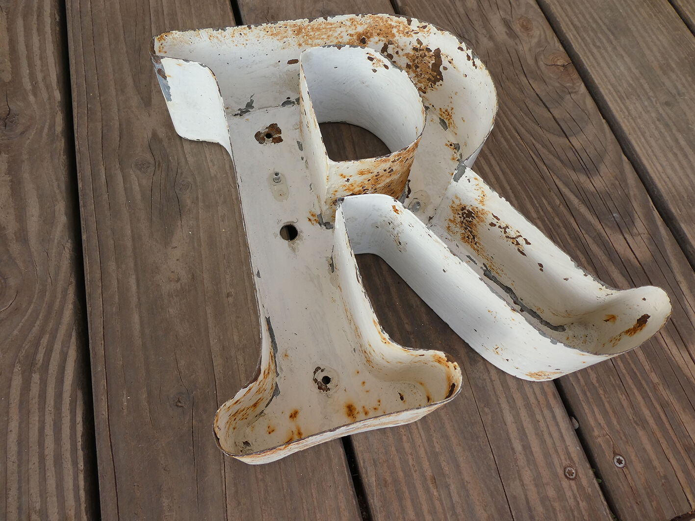 Letter "R" of vintage industrial brand in iron