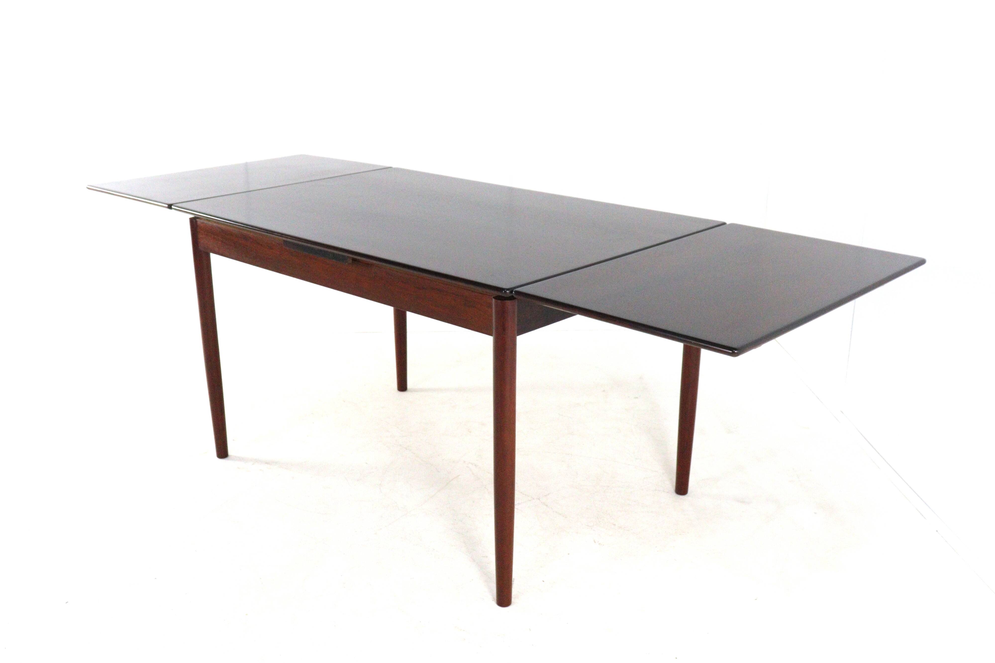Table à manger extensible en bois de rose 'Stenstrup' - style mid-century moderne