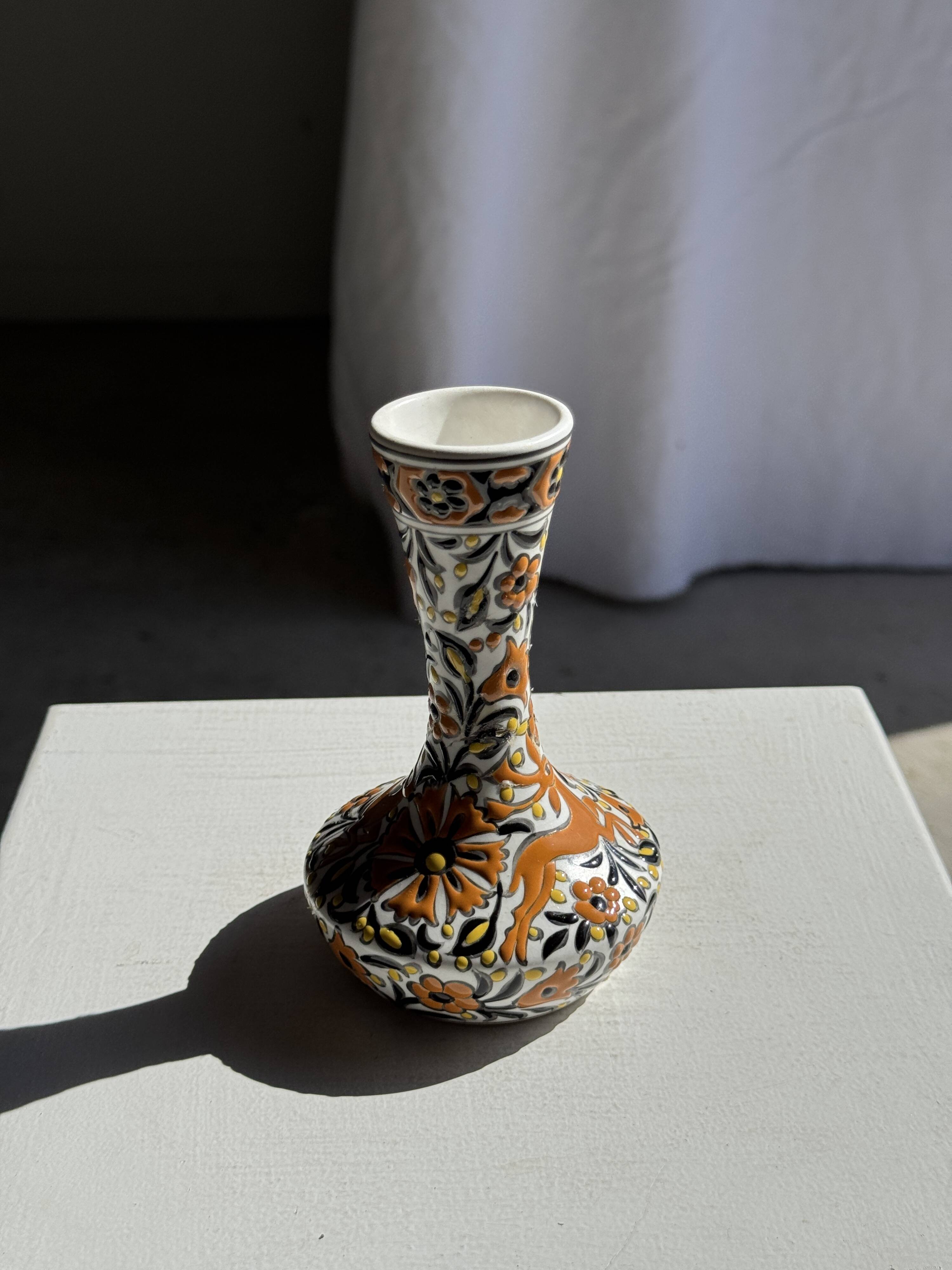 Petit vase soliflore blanc à décor floral et animalier orange H14 L9
