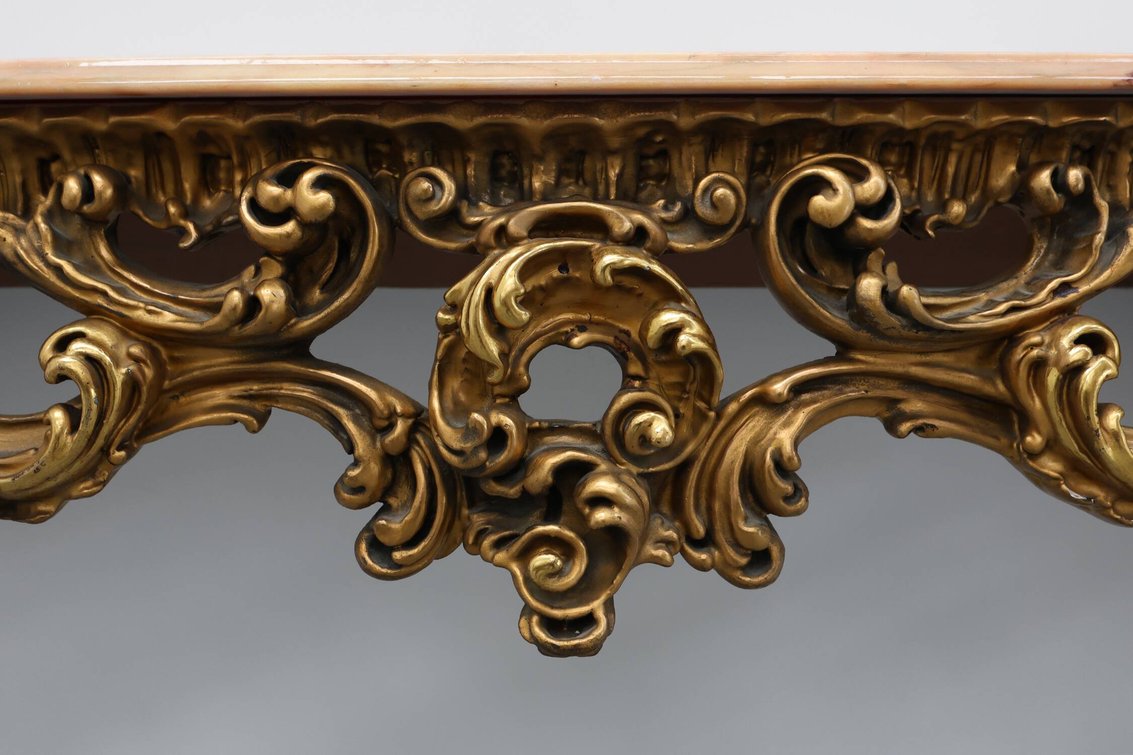 Console en bois doré sculpté avec plateau en marbre rose, style Louis XV / Rococo, It