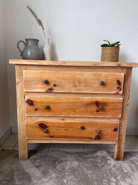 Wooden chest of drawers