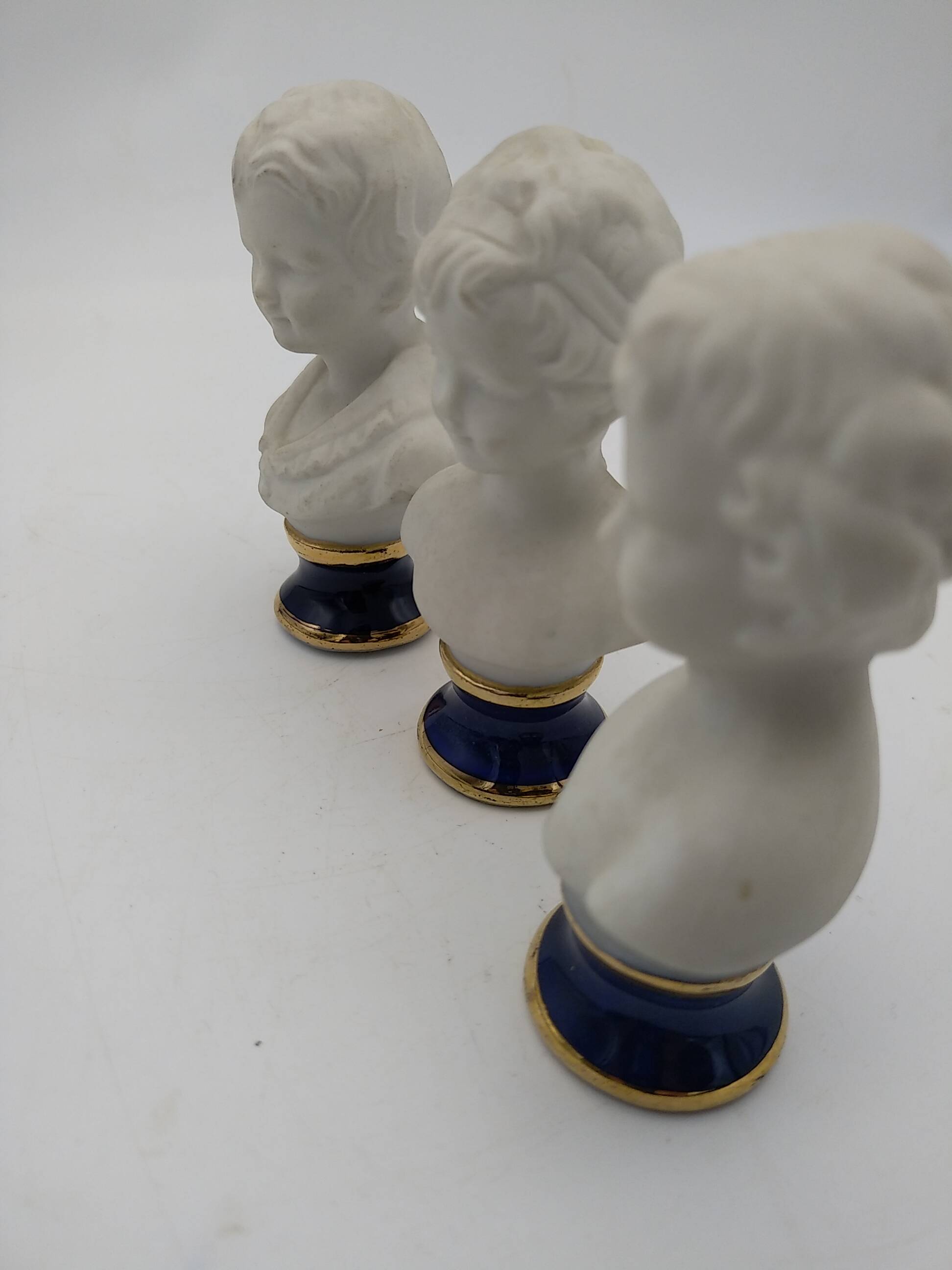 Bustes enfants en biscuit .Capodimonte. 9 cm .