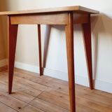 Table scandinave