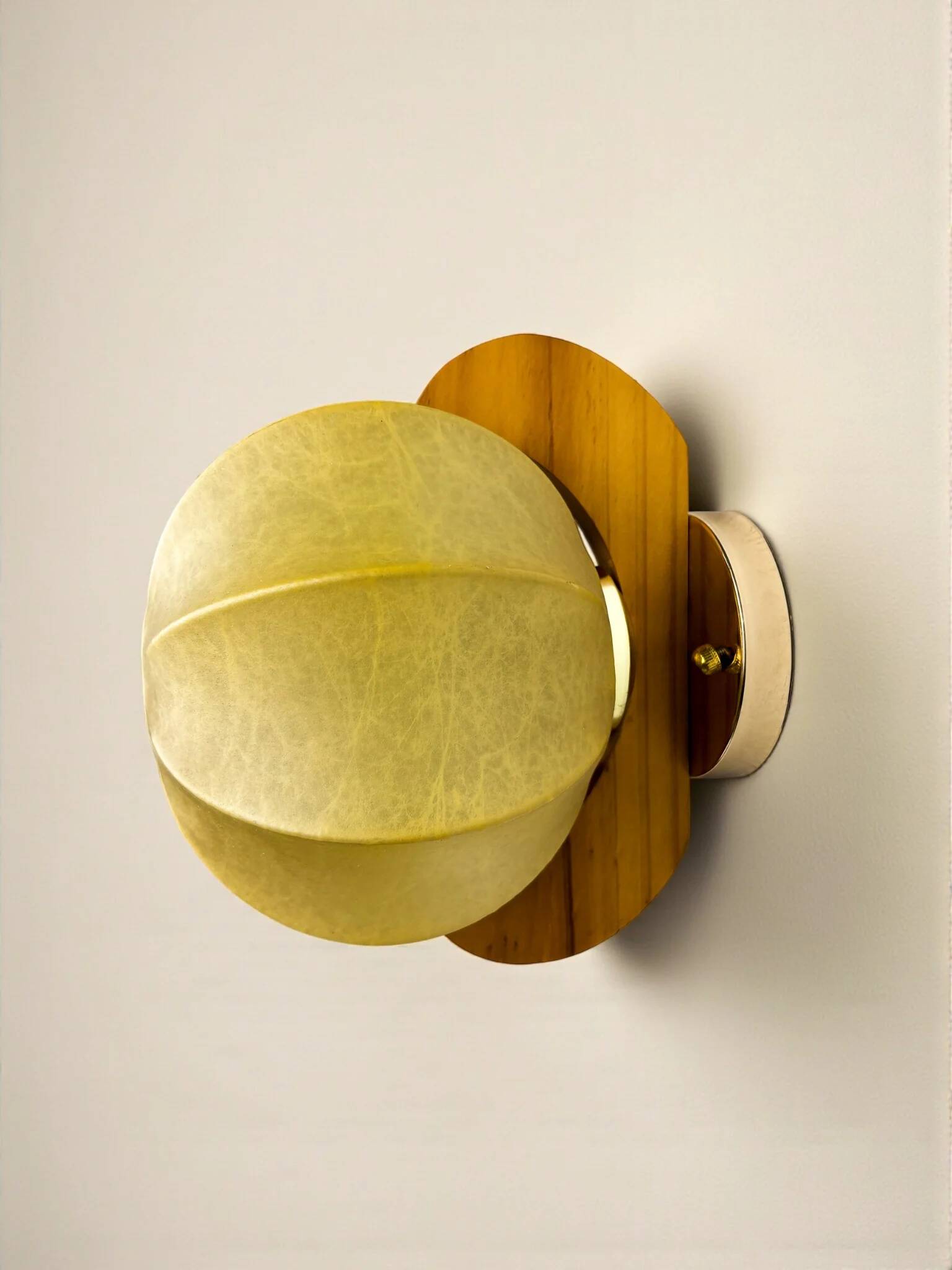 Italian "Cocoon" wall light, resin and pine wood, 1970