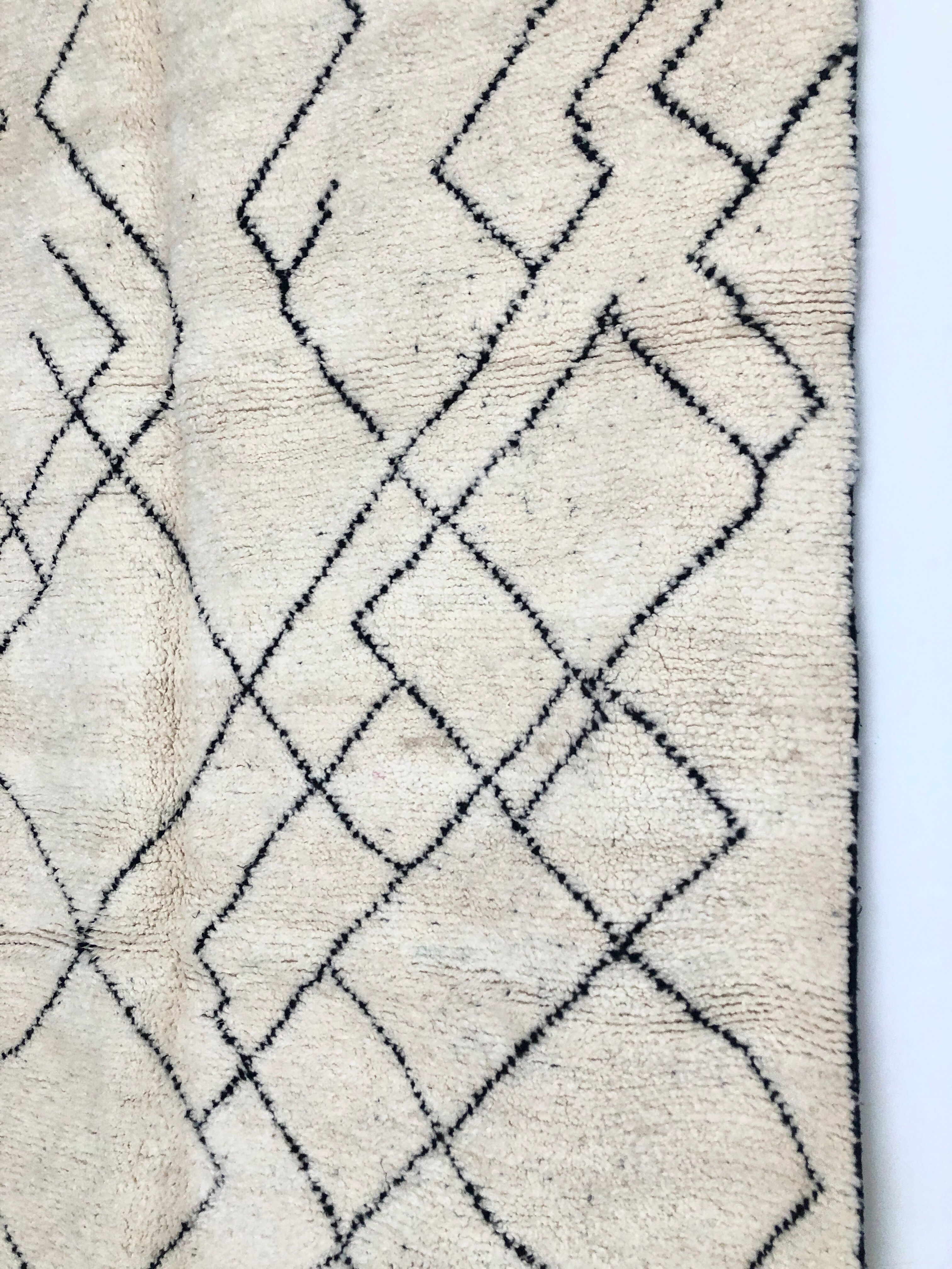 Moroccan Berber carpet with black lines 2,88x1.99m