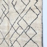 Moroccan Berber carpet with black lines 2,88x1.99m