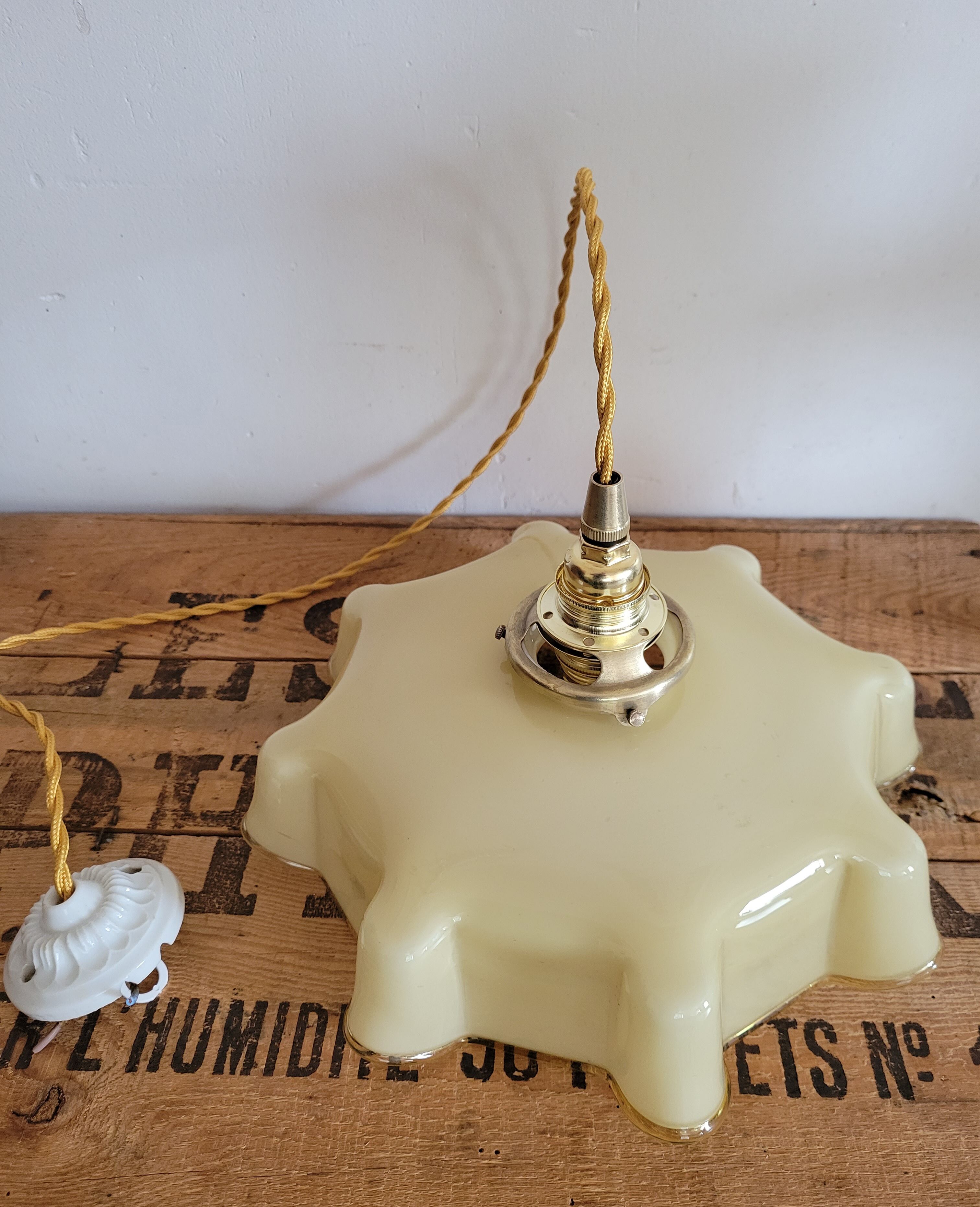 Yellow opaline suspension