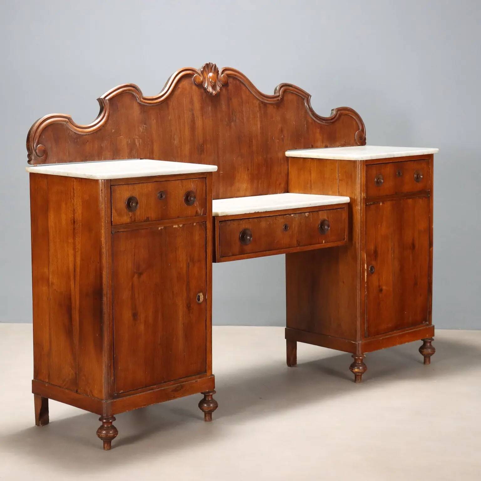 Buffet ancien en noyer avec plateaux en marbre blanc, XIXe siècle