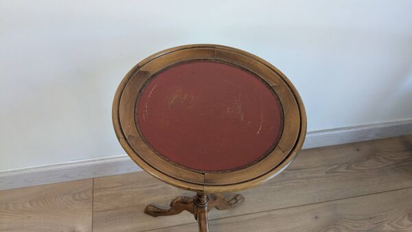 Guéridon ancien tripode en bois à plateau en cuir rouge, style anglais