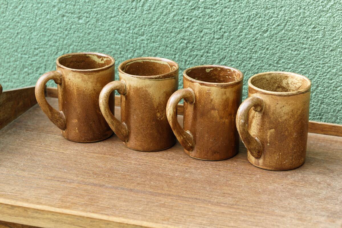 Lot de 4 mugs en grés, signés Jean Gaubier
