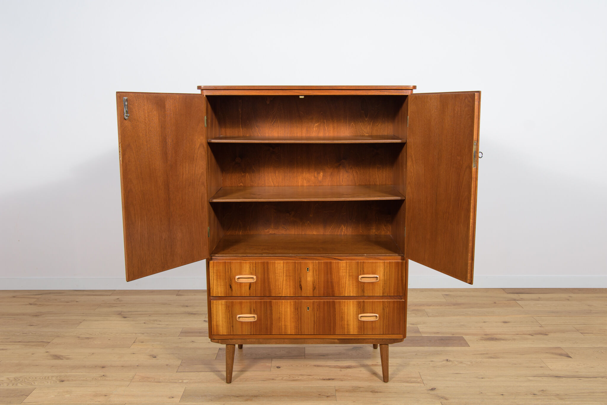Armoire en teck du milieu du siècle, années 1970