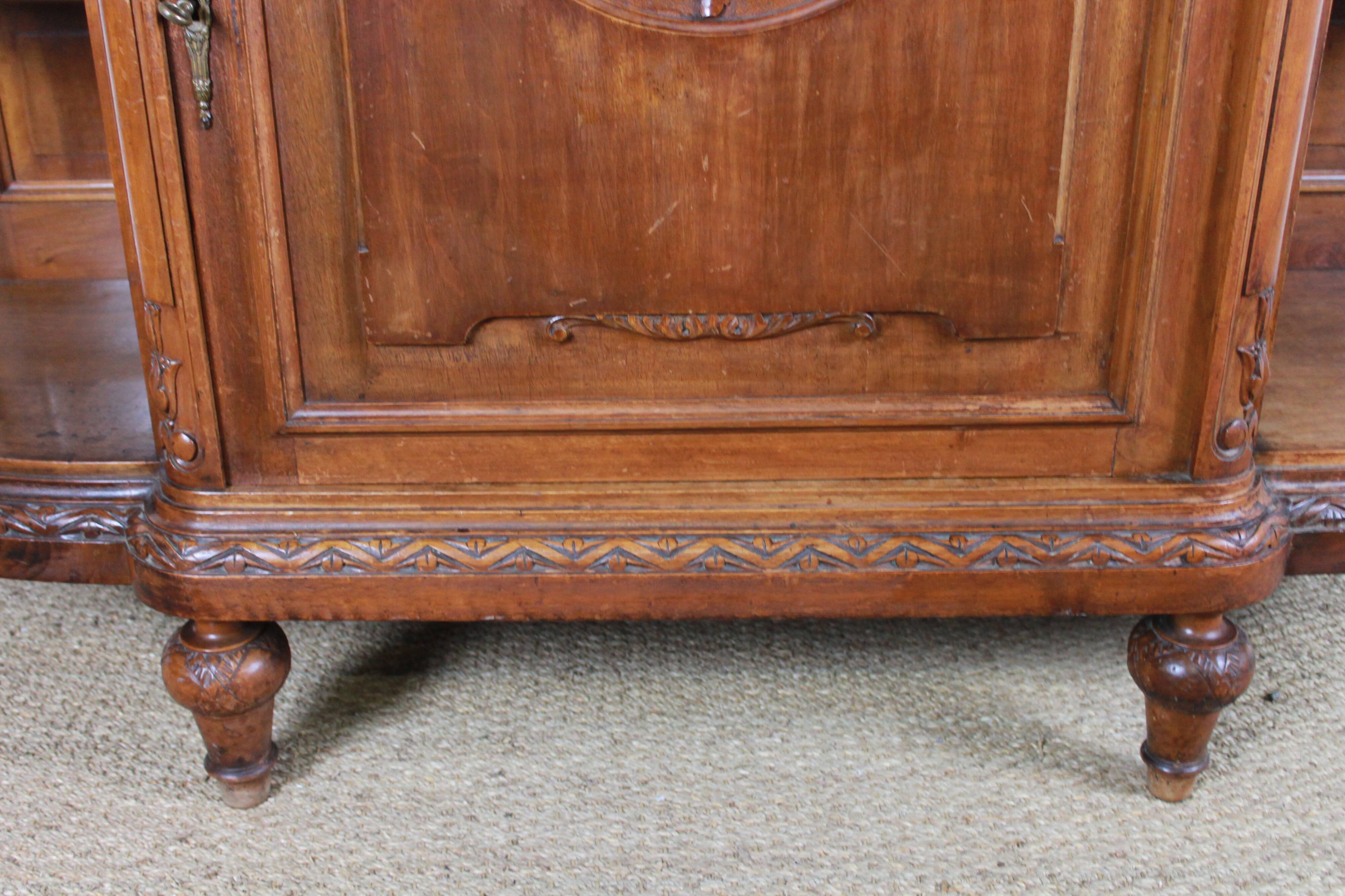 Half-moon shaped serving trolley