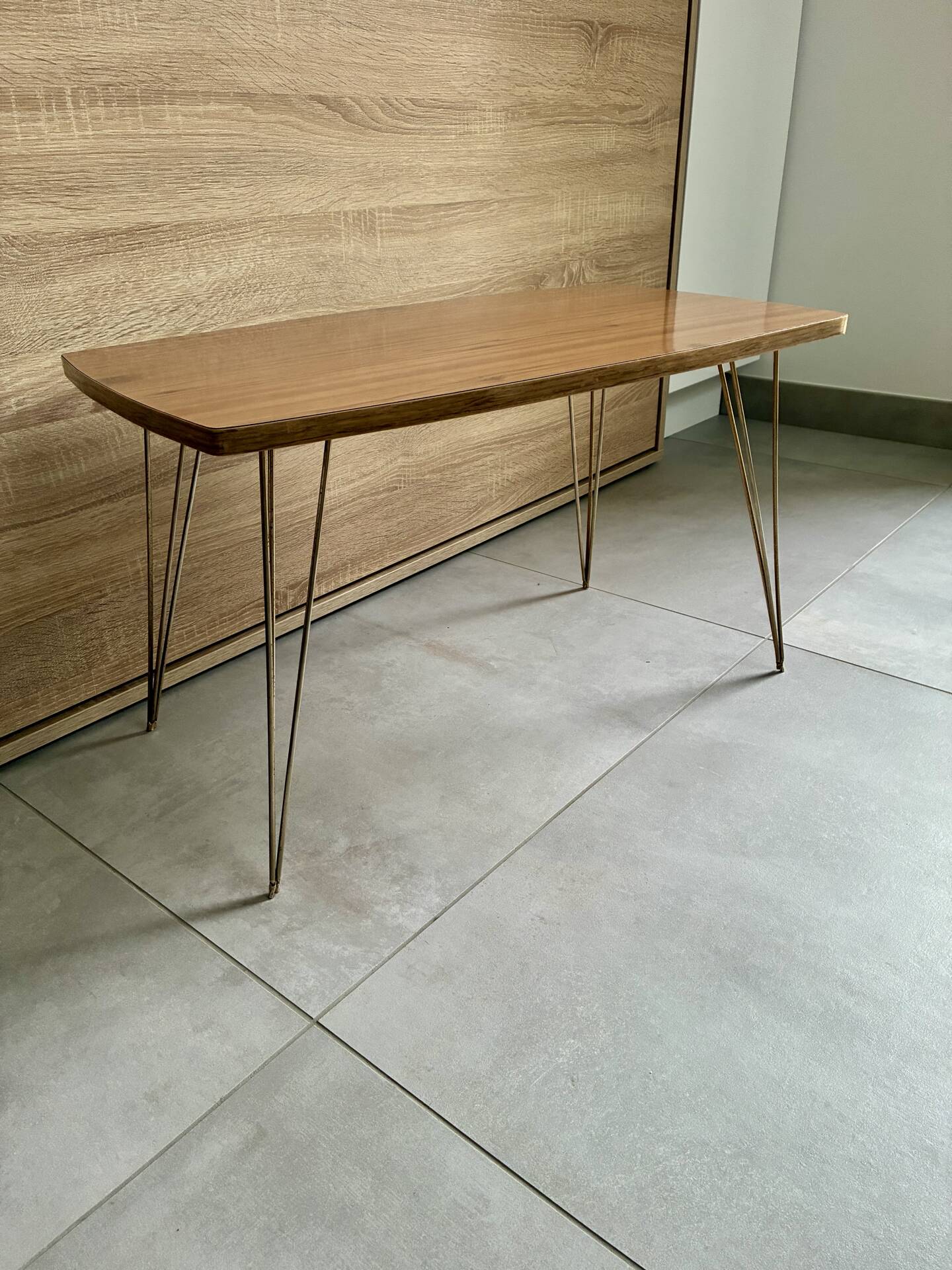 Table basse vintage 1960 Formica teck et pieds laiton