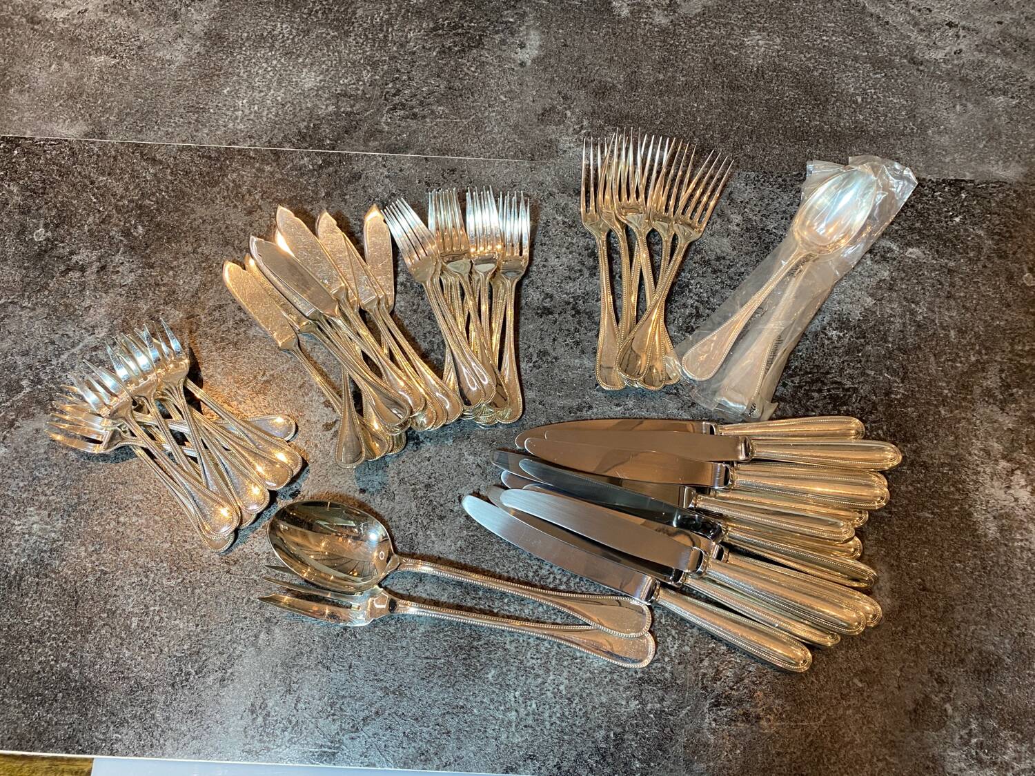 Christofle - Partie de Ménagère modèle Perle, 60 pièces métal argenté