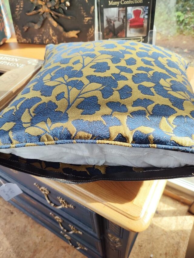 Decorative cushion amalys blue and gold
