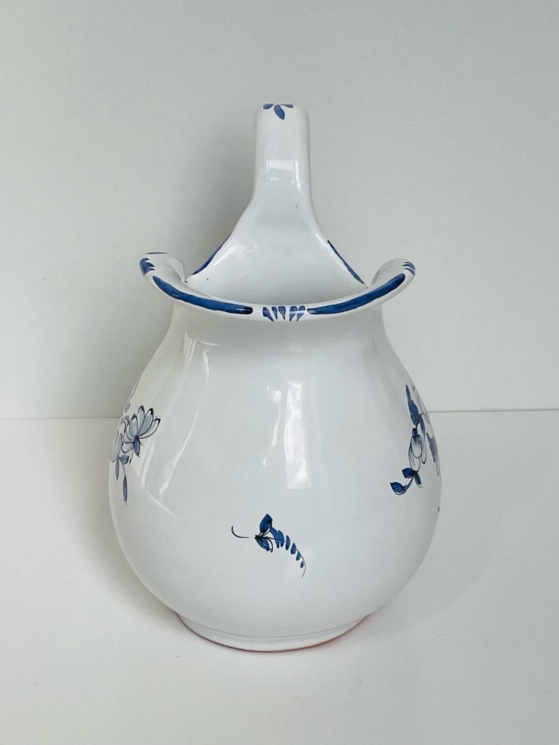 Pichet Moustiers à décor floral bleu