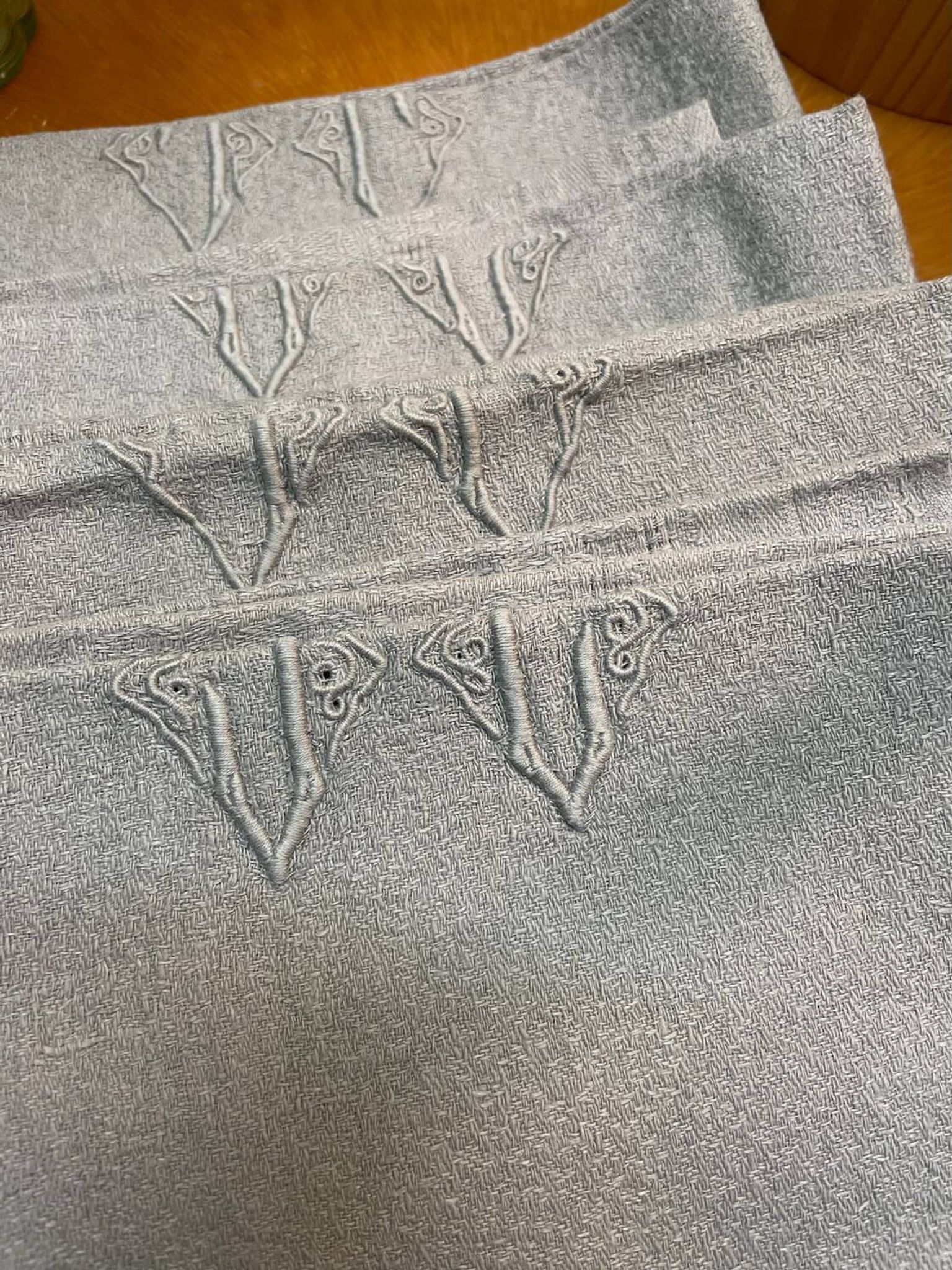 Lot de 4 serviettes anciennes grises monogrammes