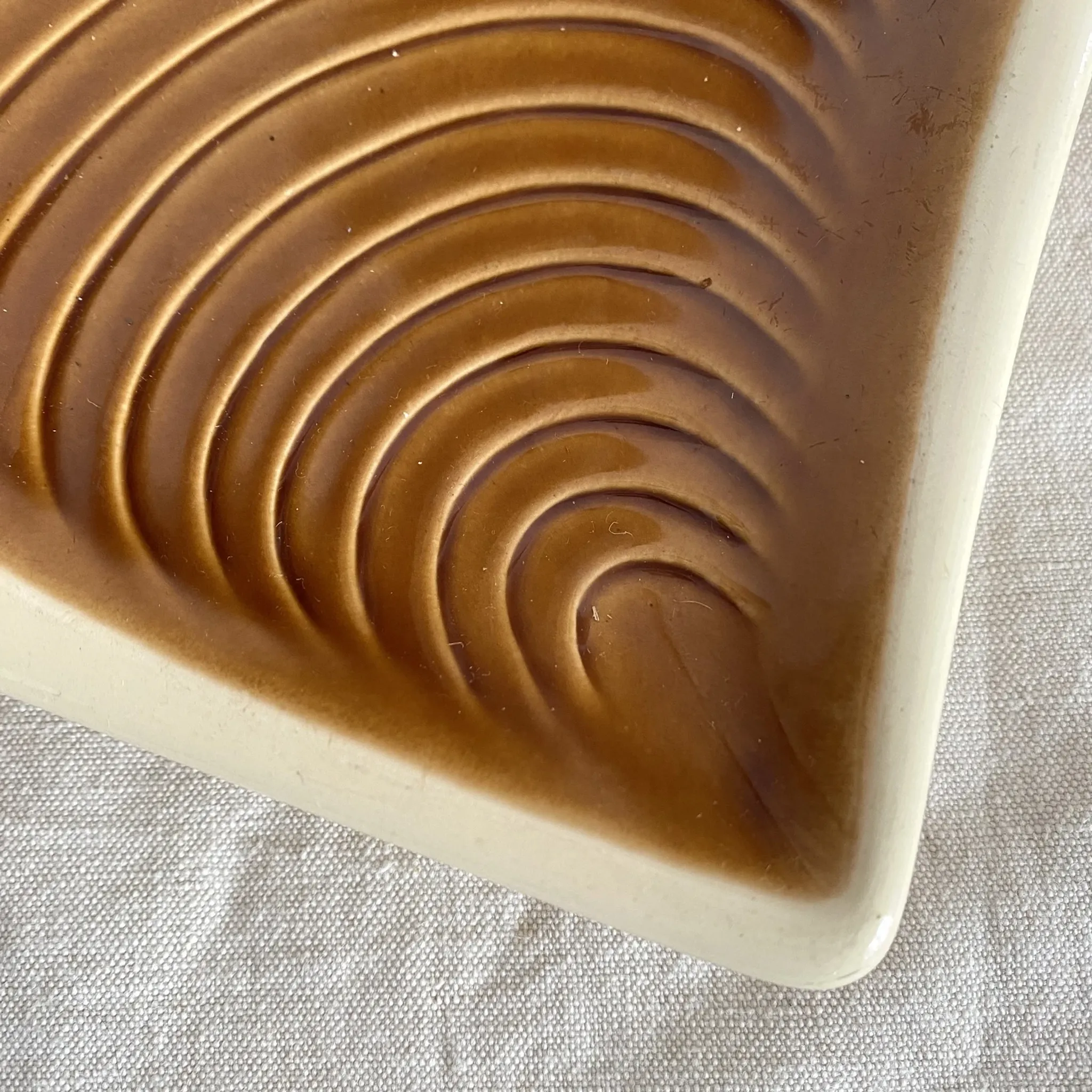 Shell-shaped vide poche by Verceram from the 1960s.