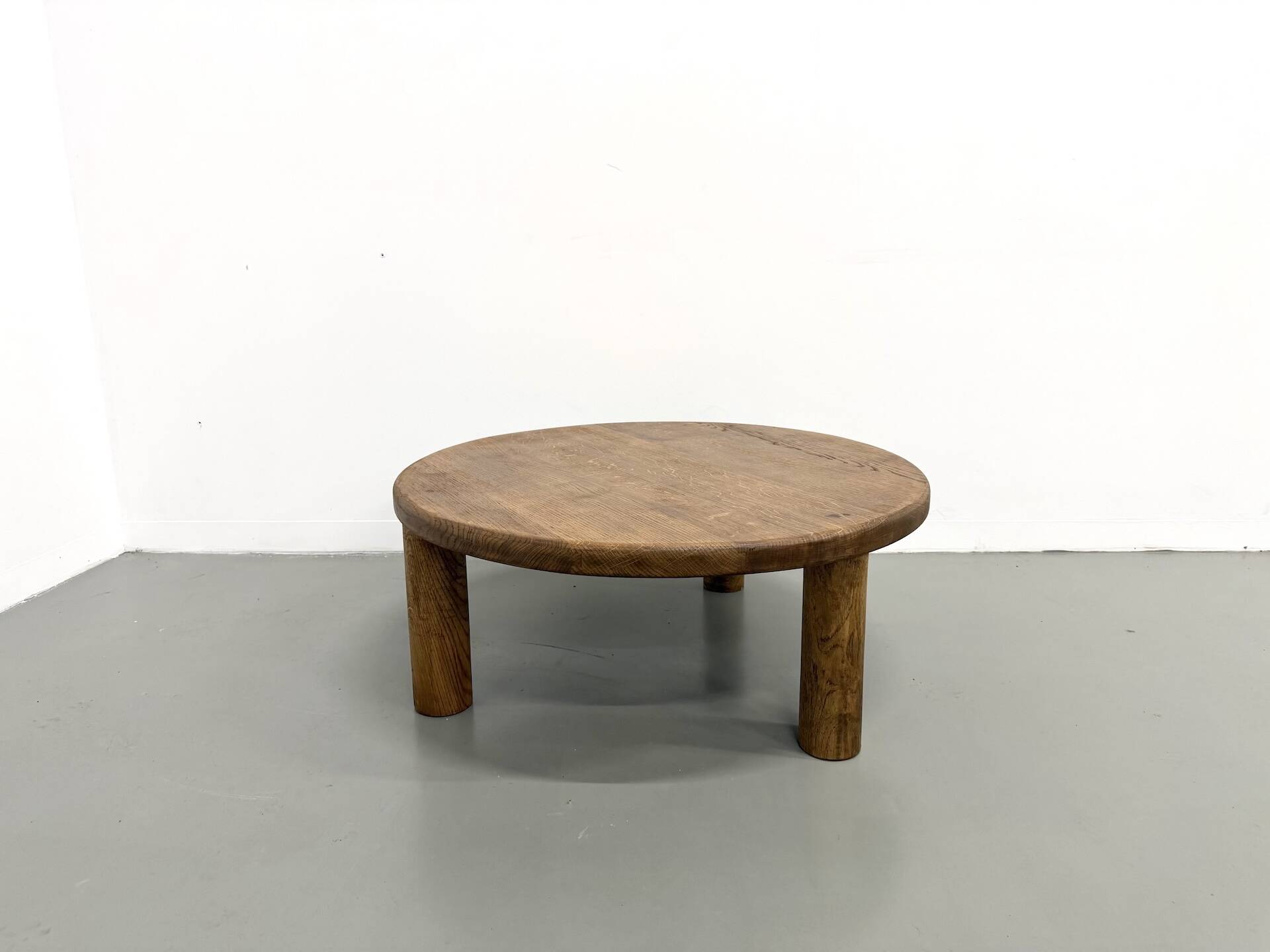 Modernist tripod coffee table in solid oak, DLG Perriand, Chapo, years.