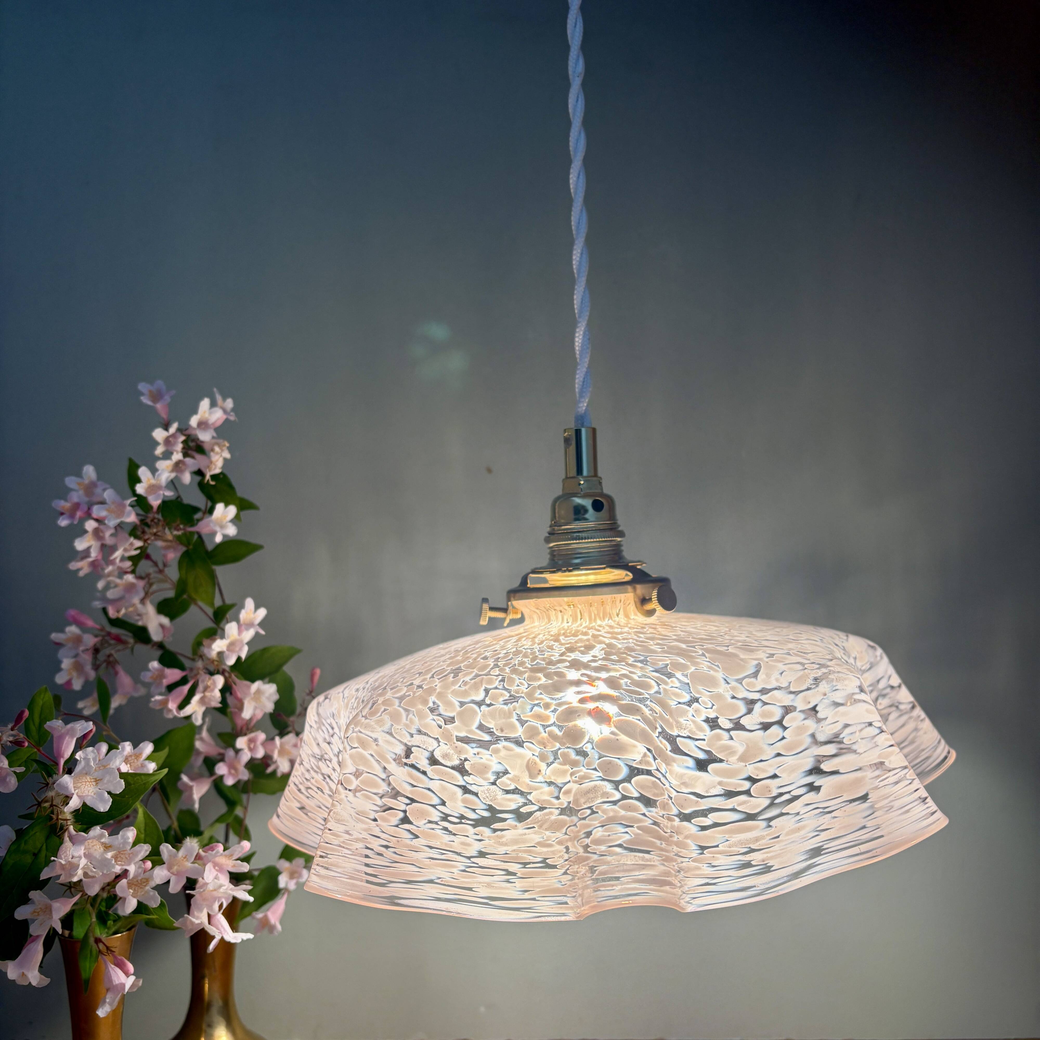 Suspension, abat-jour ancien en verre de Clichy rose