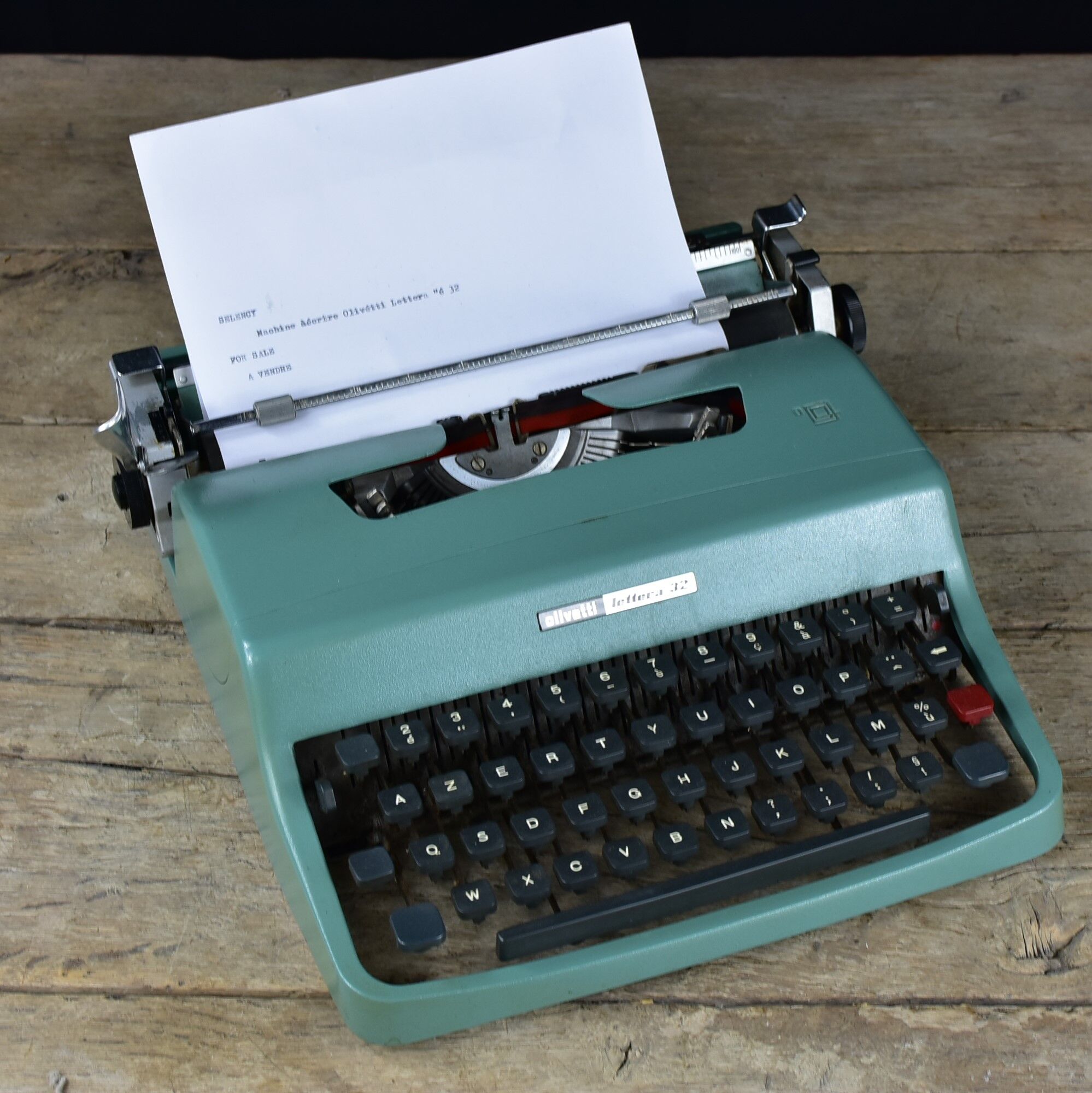 Typewriter Olivetti lettéra 32