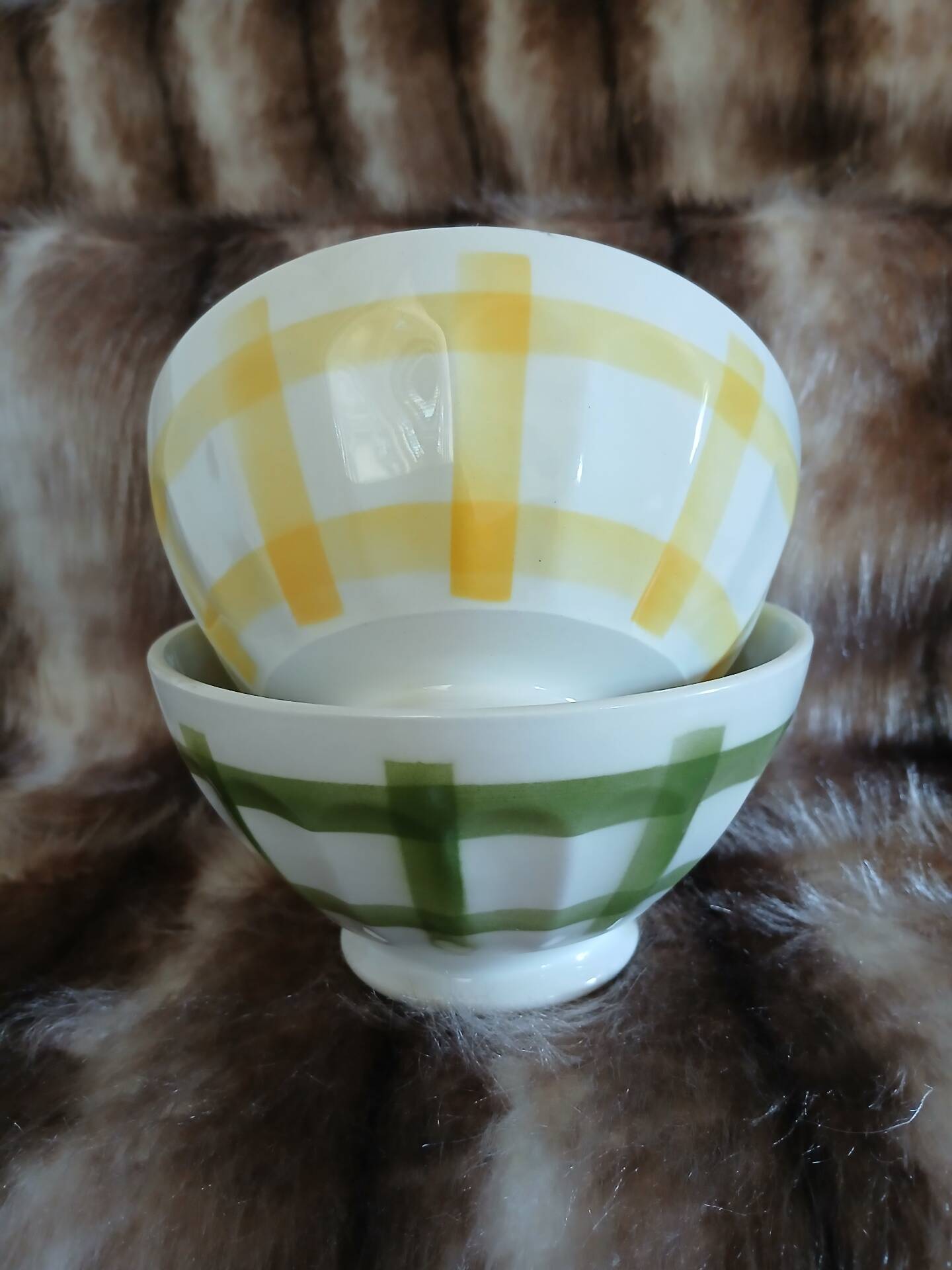 2 old model bowls tablecloth