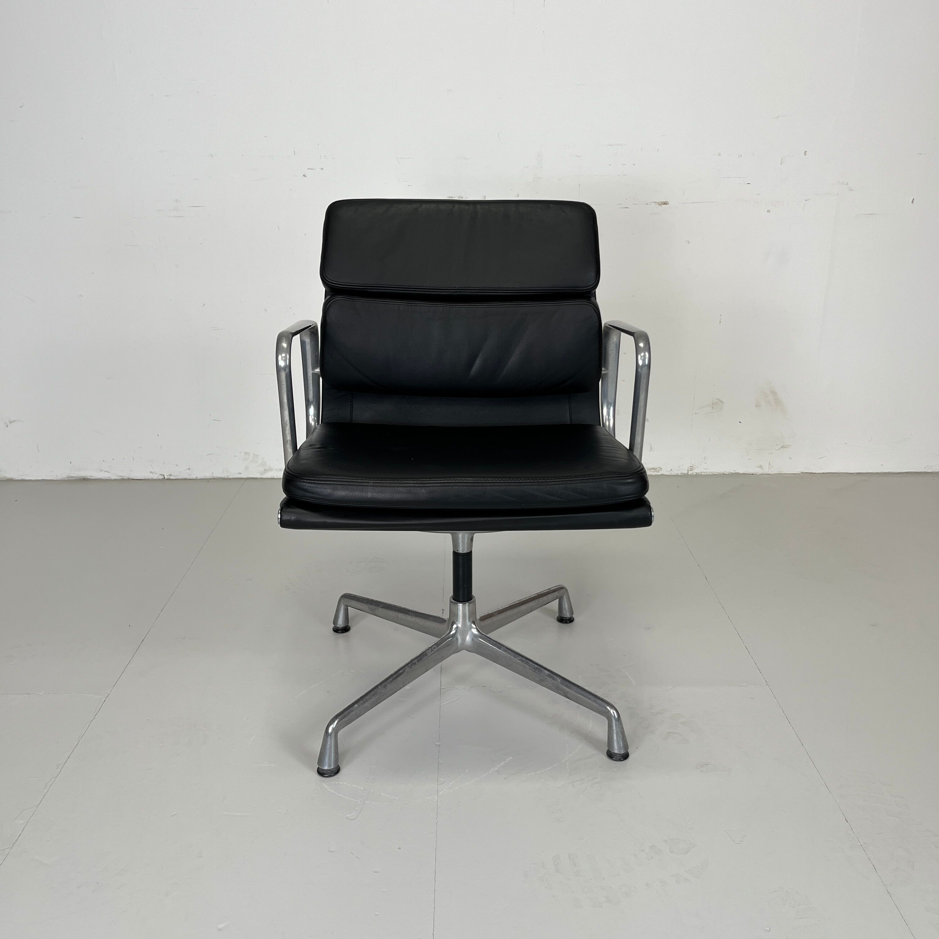 Office armchair by Charles and Ray Eames for vitra