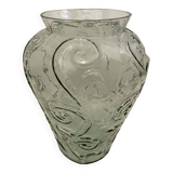 Vase en verre sculpté