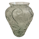 Vase en verre sculpté