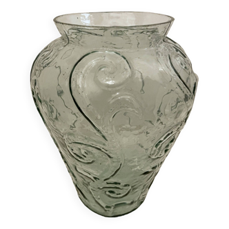 Vase en verre sculpté