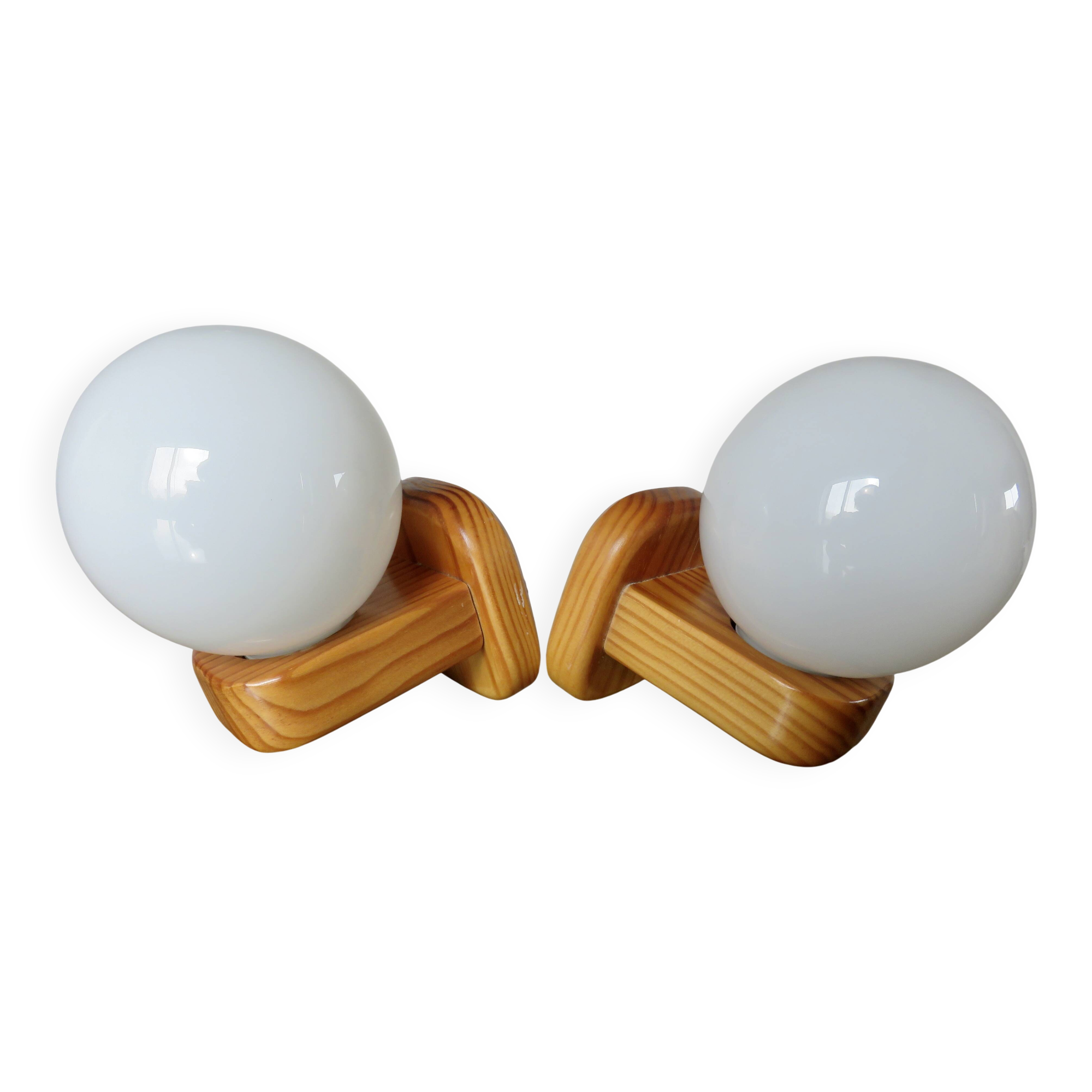 Pair of Scandinavian wall lights in pine and white opaline, 1980s.