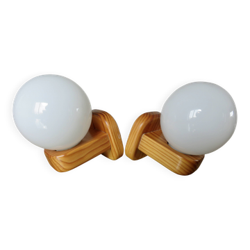 Paire d'appliques scandinaves en pin et opaline blanche, années 80