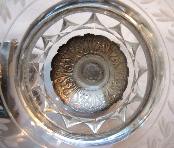 2 salières rondes en cristal ciselé sur piédouche en argent à 4 pieds, Baccarat