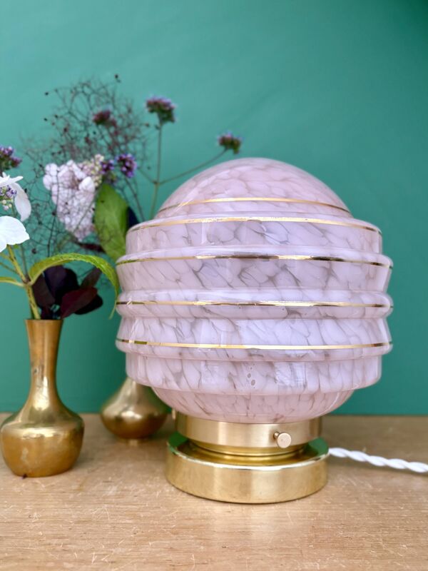 Lampe à poser globe vintage art déco en verre de Clichy rose et or