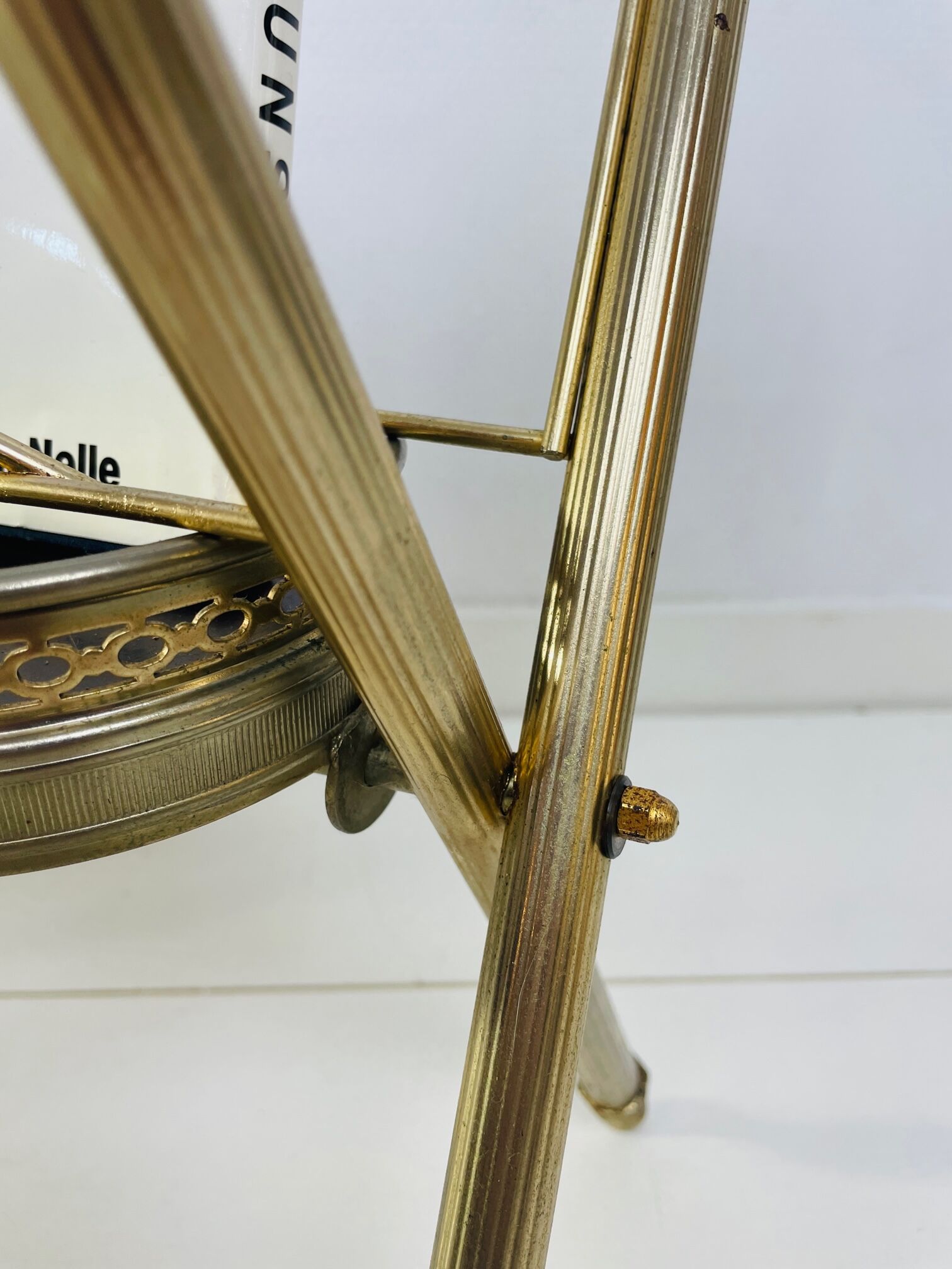 Porte-revues vintage n laiton néo classique