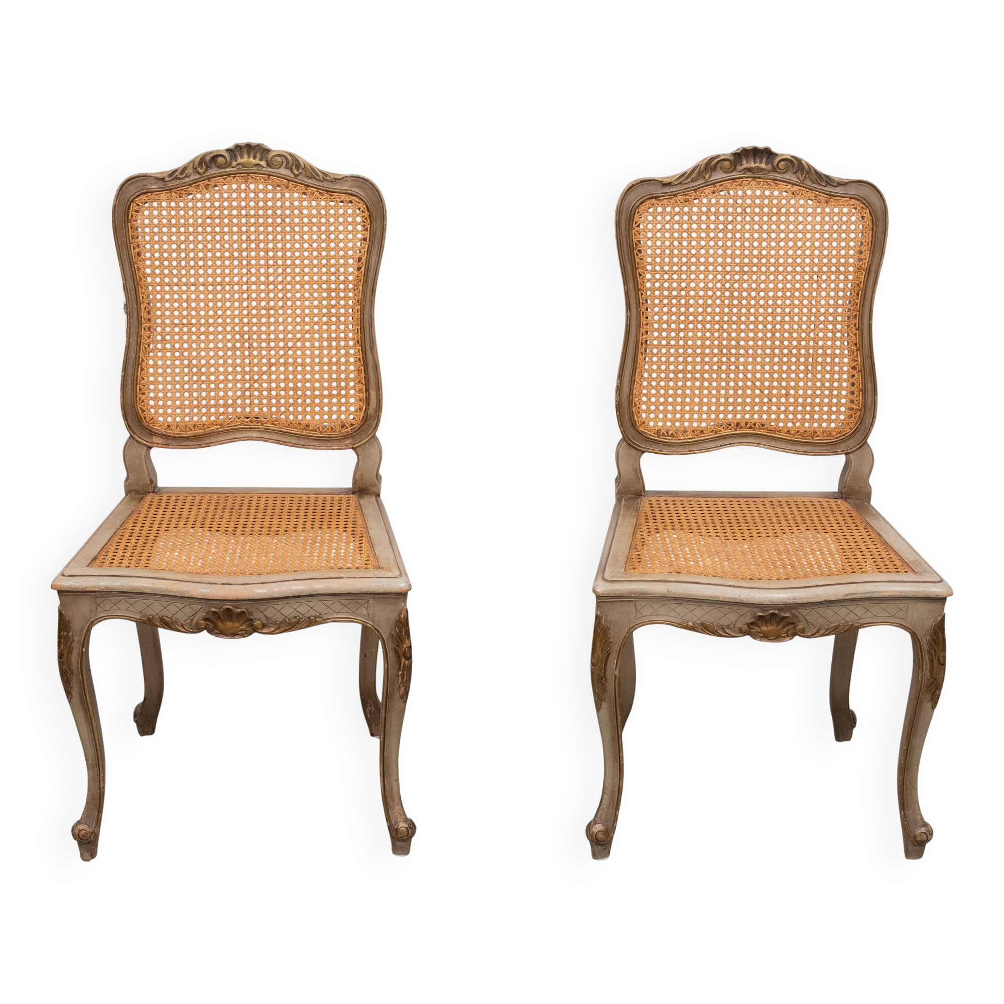 Paire de chaises d'appoint en canne de style Louis XV peintes en or et vert.