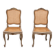 Paire de chaises d'appoint en canne de style Louis XV peintes en or et vert.